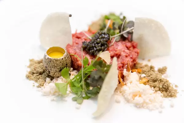 Wagyu Gericht bei Chino Latino: Tatar, Yuzu-Kosho Aioli, Wasabi Crumble, Fumèe, Oscietra Kaviar