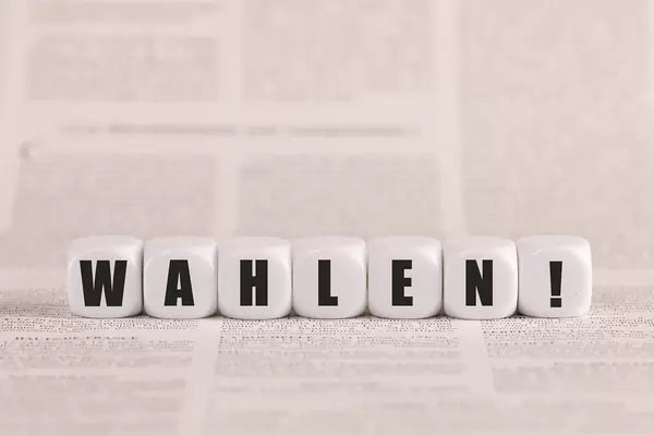Wahlen written with cubes on a newspaper