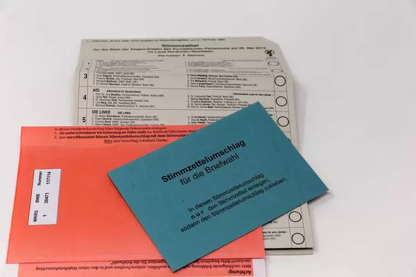 Wahlunterlagen mit Stimmzettel für die Briefwahl der Europawahl 2019