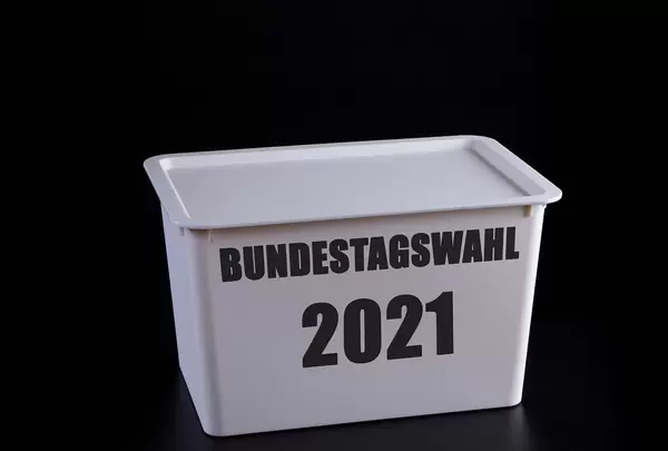 Wahlurne mit Bundestagswahl 2021 text