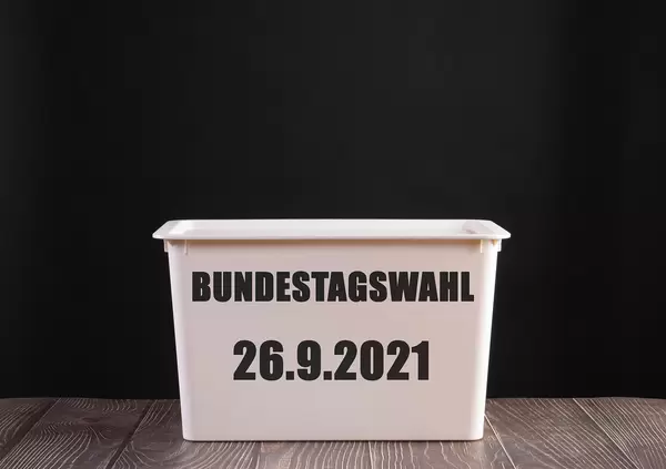 Wahlurne mit Bundestagswahl datum
