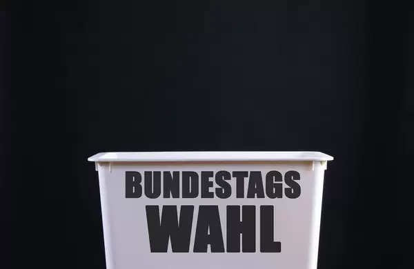Wahlurne mit Bundestagswahl text