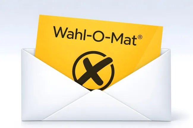 Wahlurne mit Stimmzettel in gelbem Umschlag