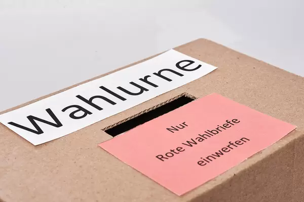 Wahlurne - Nur Rote Wahlbriefe einwerfen. Bundestagswahl 2021