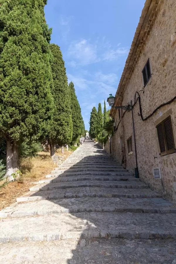 Wahrzeichen von Pollença: die Treppe mit 365 Stufen, die zum Kalvarienberg führt
