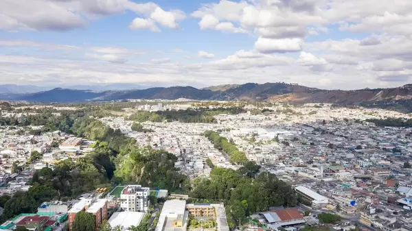Wald in mitten der Großstadt Guatemala City mit Bergen im Hintergrund