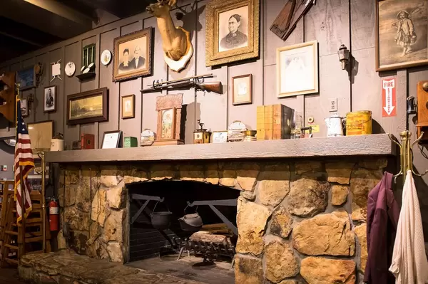 Wall decorated with antique things