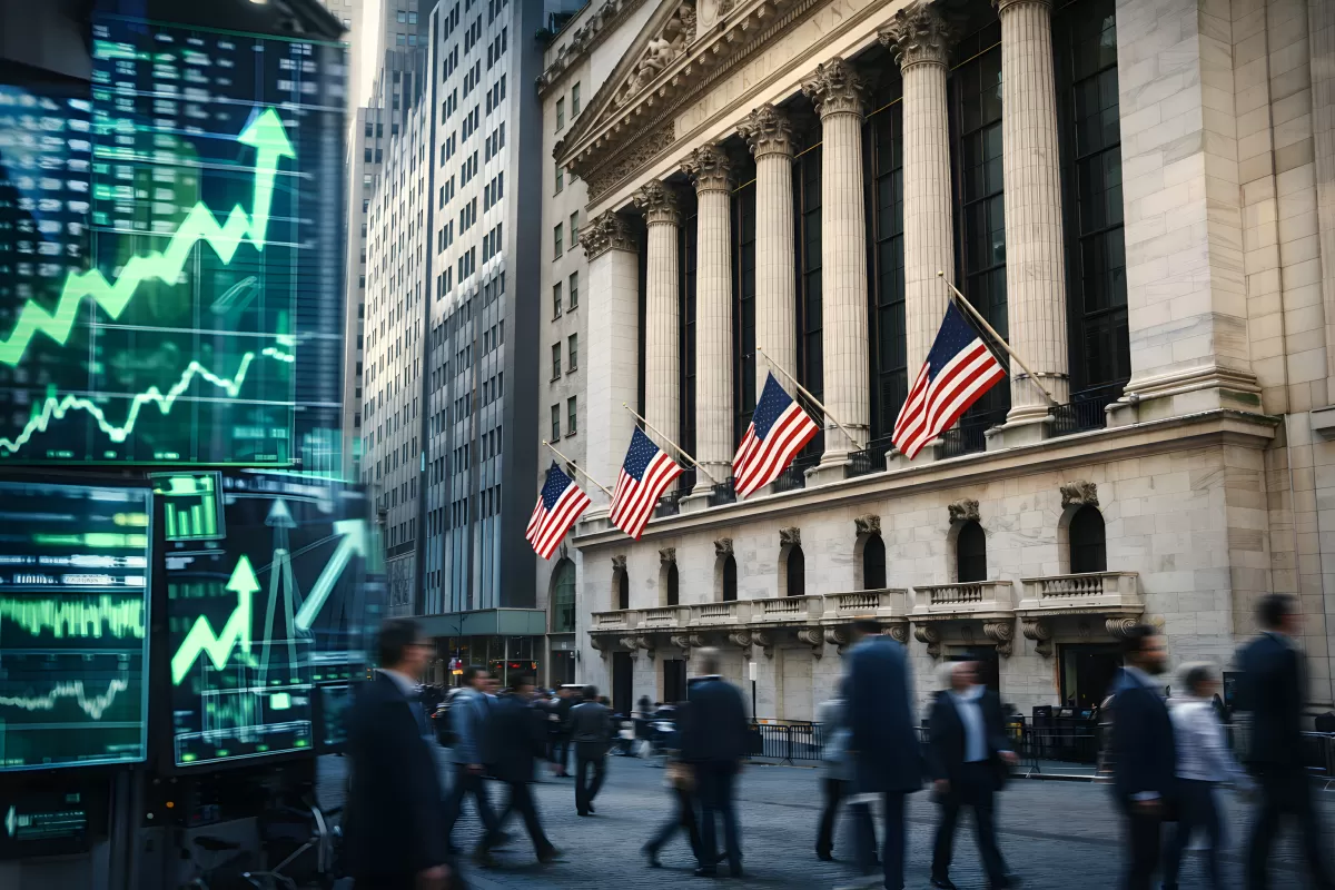 Wall Street mit Börsenticker und US-Flaggen in New York