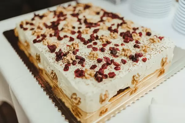 Walnuss-Kranichbeere-Käsekuchen auf bedecktem Tisch auf einem Hochzeit