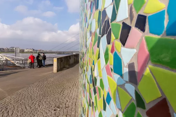 Wand mit bunten Kacheln am Rheinufer in Düsseldorf