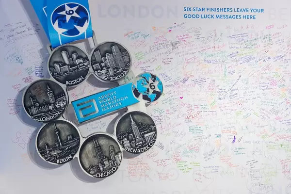 Wand mit kurzen, handgeschriebenen Nachrichten von Six Star Finishers