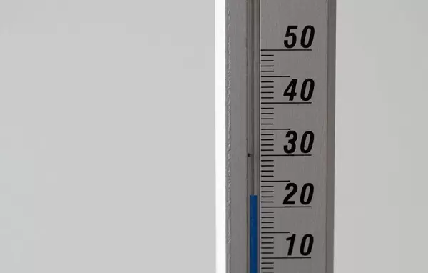 Wand- und Zimmerthermometer vor weißem Hintergrund