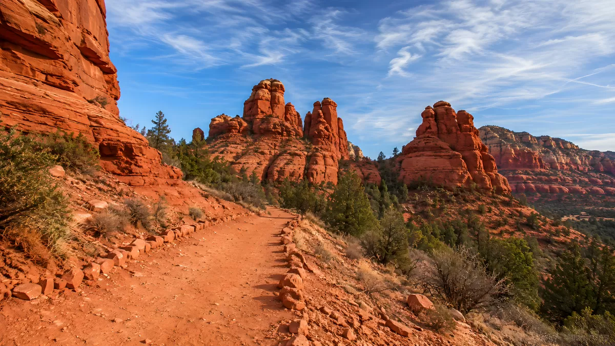 Wanderweg durch rote Felslandschaft in Sedona Arizona