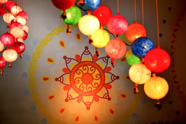 Wandgemälde und farbige Kugeln