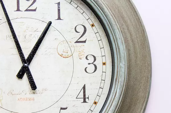 Wanduhr mit antiquiertem Design