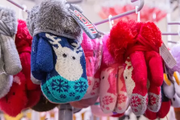 Warme Winterhandschuhe aus Baumwolle mit Rentier und Schneeflocken Motiven in verschiedenen Farben