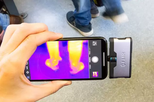 Wärmebild der Beine eines Passanten - FLIR Infrarotkamera / iPhone