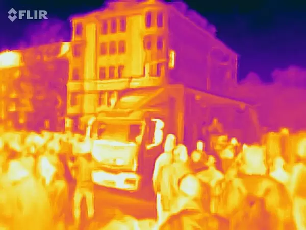 Wärmebildaufnahme der Demonstranten und eines LKW beim Klimastreik in Köln