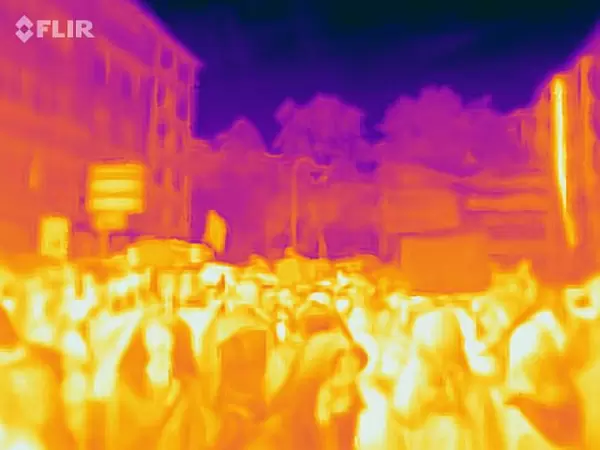 Wärmebildaufnahme der zahlreichen Demonstranten beim Klimastreik auf den Straßen von Köln