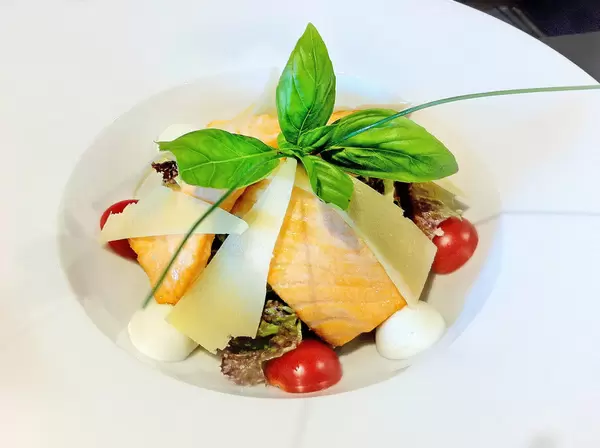 Warmer Salat mit Lachs