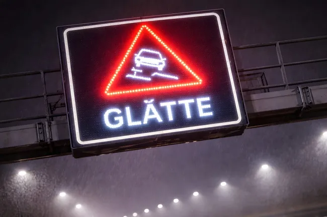 Warnendes LED-Verkehrsschild bei Nachtfahrt