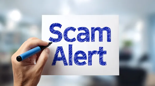 Warnung vor Betrug: Handgeschriebene Aufmerksamkeit auf Whiteboard