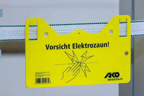 Warnung vor dem Elektrozaun
