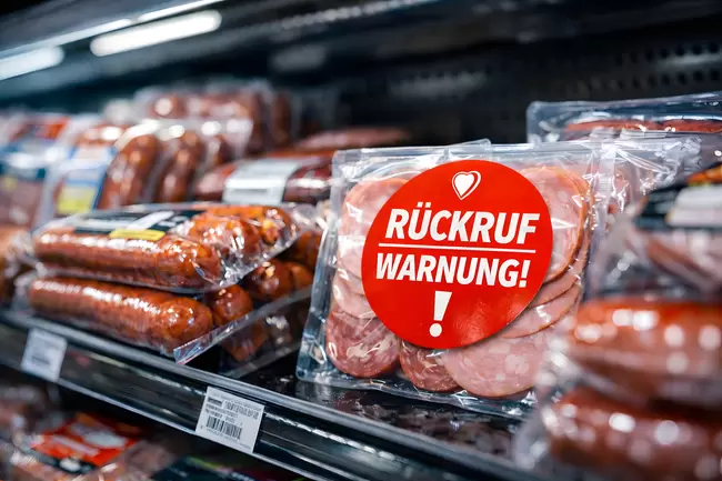 Warnung vor Rückruf von Fleischprodukten im Supermarktregal