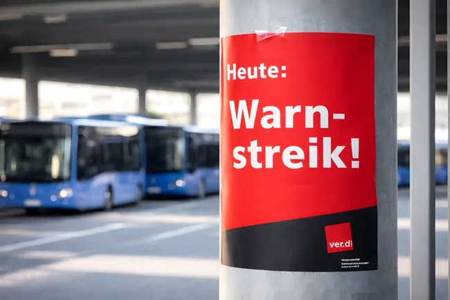 Warnung vor Streik an Bushaltestelle
