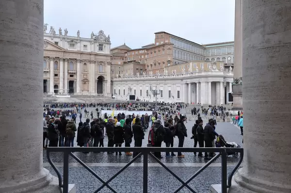 Warteschlange auf dem Petersplatz