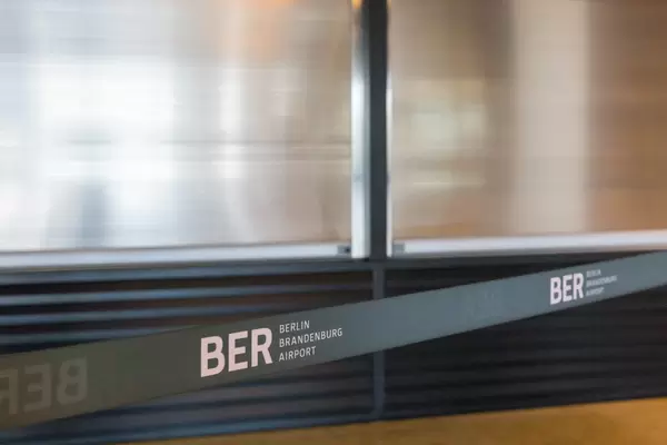 Warteschlange-Teiler mit Schrift "BER Berlin Brandenburg Airport" am neuen Flughafen