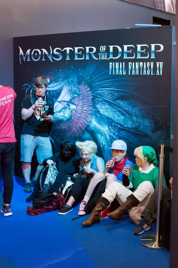Warteschlange vor dem Aufsteller von Monster of the Deep Final Fantasy XV