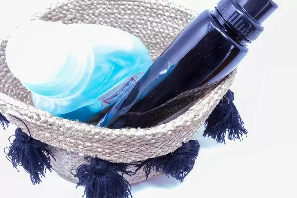 Waschmittel und Weichspüler in Korb