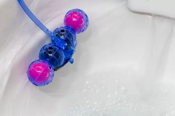 Washes off the water in the toilet with toilet blocks for toilet cleaning and disinfection (Flip 2019)