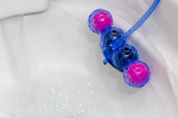 Washes off the water in the toilet with toilet blocks for toilet cleaning and disinfection