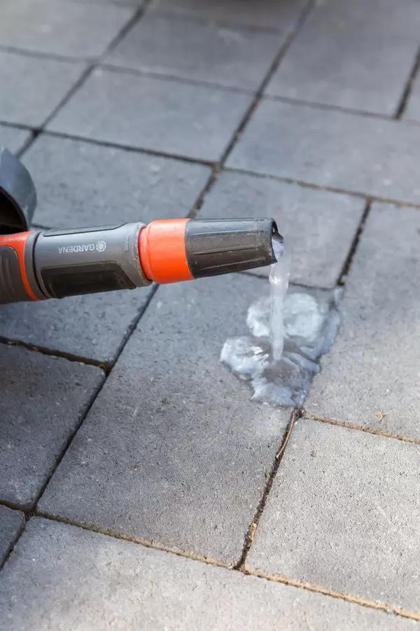 Wasser beim Abfließen eingefroren