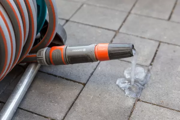 Wasser beim Austreten aus einer Gardena-Spritze eingefroren