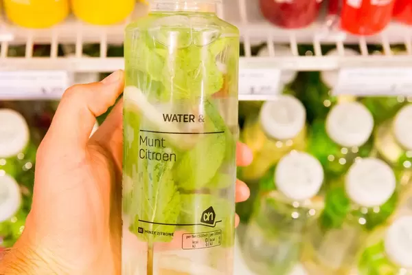 Wasser mit Minze und Zitrone - mit echten Minzblättern