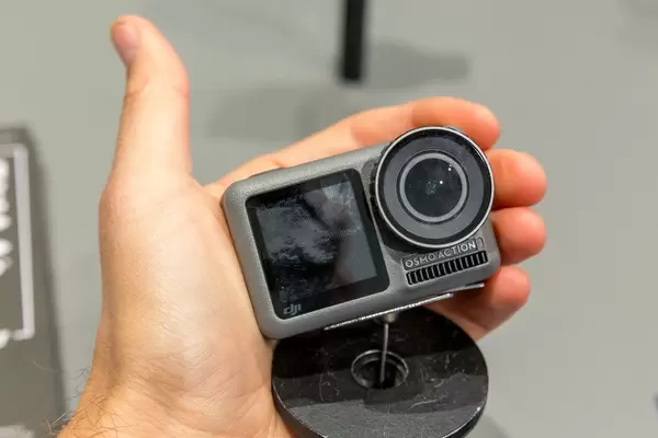 Wasserdichte Actionkamera: Osmo Pocket Action Cam mit zwei Bildschirmen, in einer Männerhand