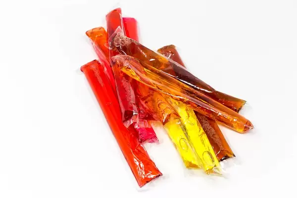 Wassereis in verschiedenen Farben vor weißem Hintergrund