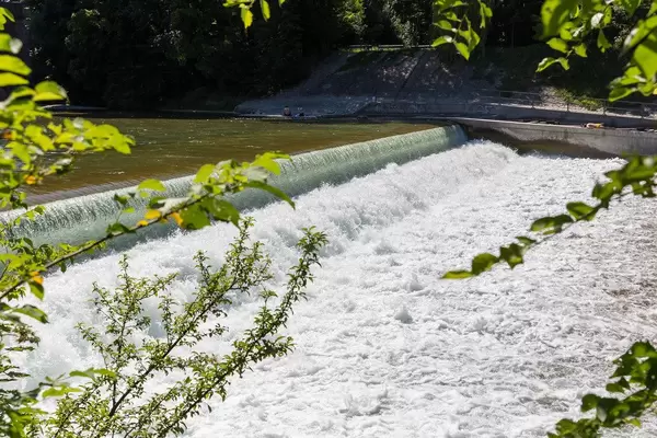 Wasserfall über Staustufe der Isar im Erholungsgebiet Maximiliansanlagen in München