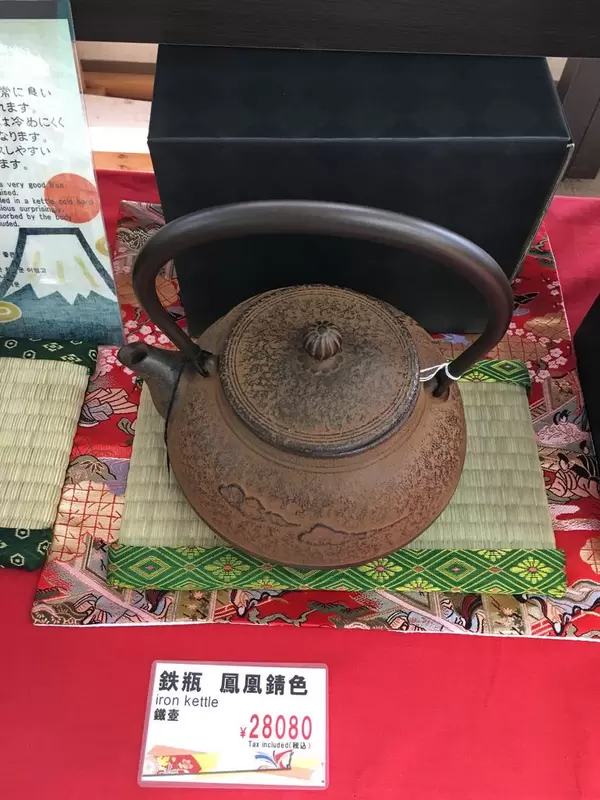 Wasserkessel aus Eisen in einem Geschäft