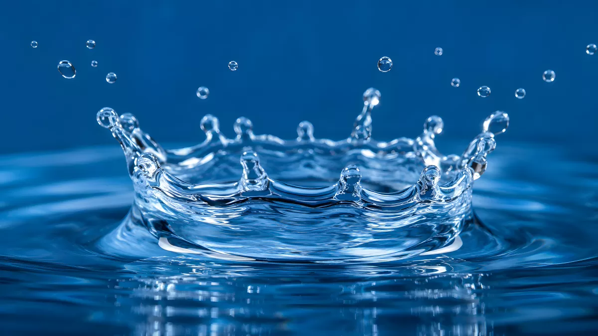 Wasserkrone beim Aufprall eines Tropfens in Blau