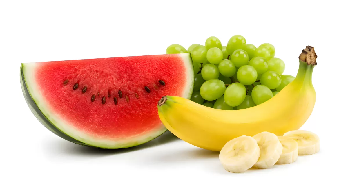 Wassermelone, Banane und grüne Trauben auf Weiß