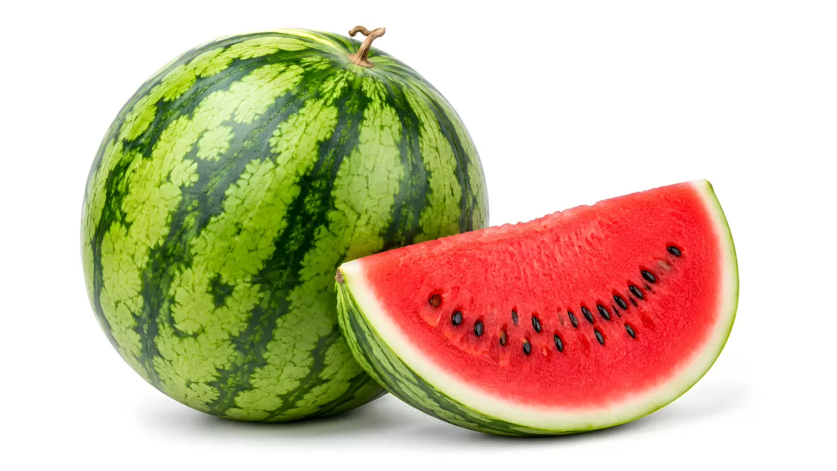 Wassermelone ganz und als Scheibe vor weißem Hintergrund