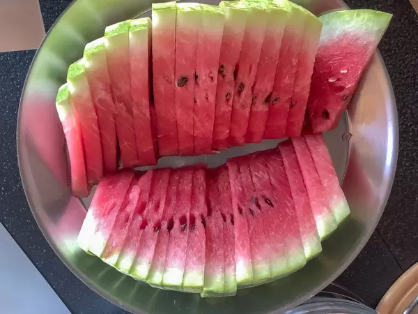 Wassermelone in dünne Scheiben geschnitten
