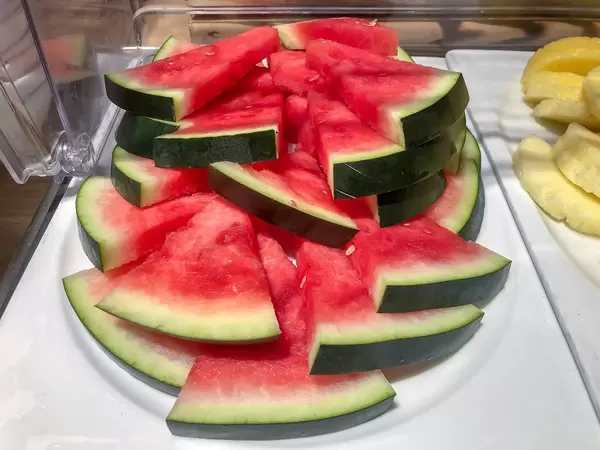 Wassermelone in Kuchenstücken geschnitten und gestapelt an der Essensausgabe am Frühstücks-Büfett
