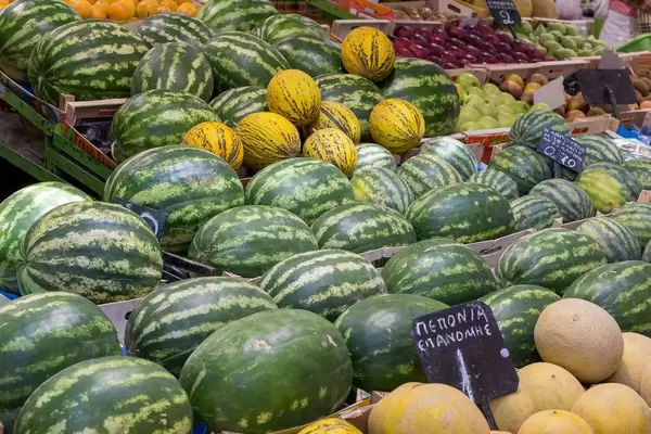 Wassermelonen und Zuckermelonen im Regian Supermarkt in Thessaloniki
