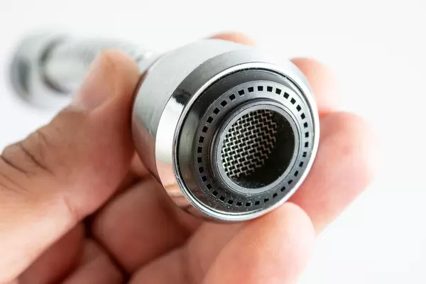 Wassersparer: Aufsatz für den Wasserhahn, mit Netzfilter für weniger Wasserverbrauch