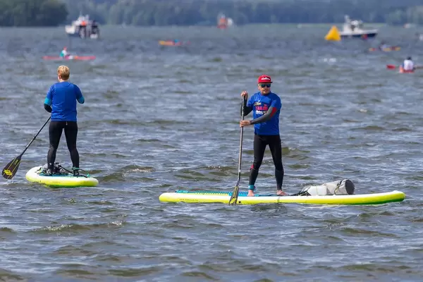 Wassersportler auf Paddleboards auf dem belebten Vesijärvi-See in Päijät-Häme bei Lahti, Finnland